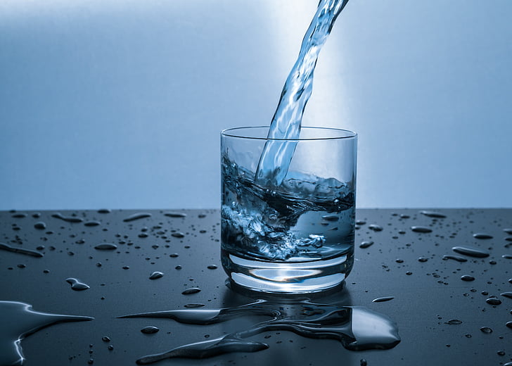 مطارات الاطفال المدارس زجاجات ماء الماء ميه برطمانات شرب الماء أهمية الماء كم أشرب ماء كم لتر ماء